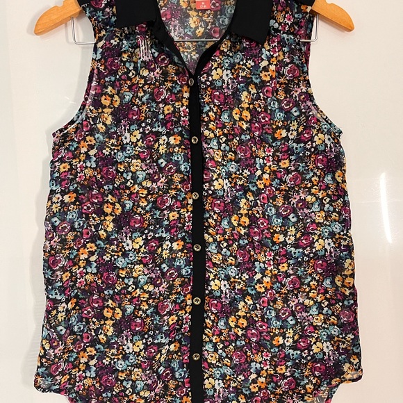 No Boundaries Floral Sleeveless Tops - Picture 3 of 6